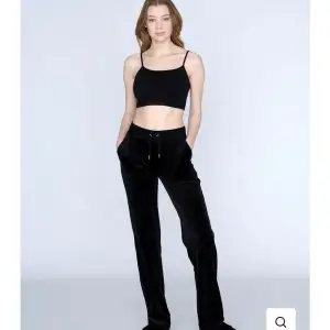 Hej! Säljer mina juicy couture byxor med fickor i storlek S! Svarta! De är ganska använda men  är i bra skick (Inga skador) buda på!!!!❤️💕🫶😘