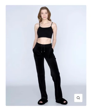 Juice couture  - Hej! Säljer mina juicy couture byxor med fickor i storlek S! Svarta! De är ganska använda men  är i bra skick (Inga skador) buda på!!!!❤️💕🫶😘