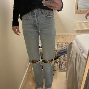 Mid vaist jeans från zara bra skick säljer för att de e på gränsen till försmå jätte fina