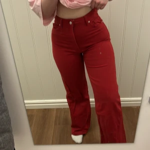 Röda vida jeans - Röda jeans från HM. Storlek 38, ganska stretchiga.  Använda 1 gång. Köparen står för frakten 🥰