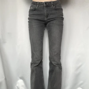 Gina jeans - Ett par mid rise jeans frå ginas barnavdelning i strl 152, midjan är justerbar, skriv vid frågor😊