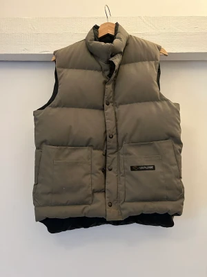 Canada goose väst  - Canada goose väst i strl M  Västen är i fint skick  Äldre model