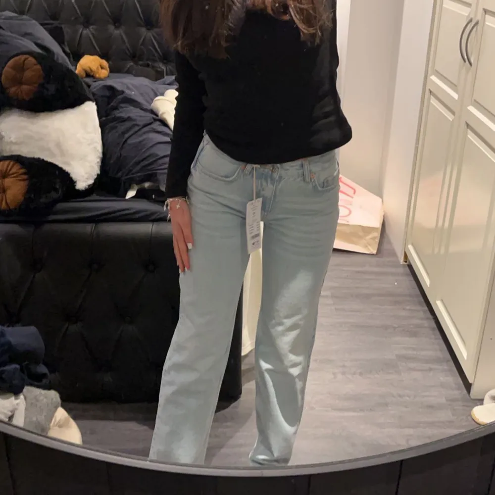OBS: INTE FRI FRAKT Säljer mina low straight jeans från Gina, de är precis som nya och har inga defekter!  Passar även stroken 34.. Jeans & Byxor.