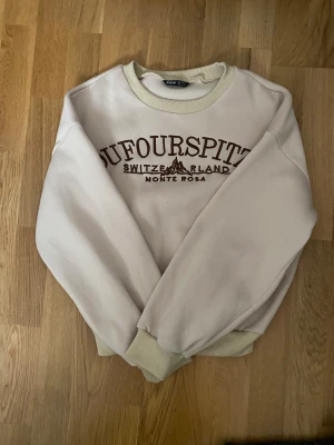Dufourspitze sweatshirt  - En skön och fin tröja som jag har växt ur. Den är från shein men enligt mig är de relativt bra kvalitet.