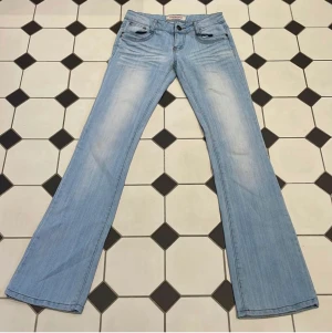 Low Waist jeans  - Säljer nu dessa skit snygga low waist jeans ifrån monday!💘midjemåttet är 70cm.  köpta av en tjej här på plick, säljes då de inte passade. En liten fläck på knäet som knappt är synlig, sista bilden!💘Det är budgivningen som gäller!💘