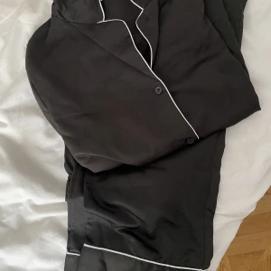 satin pyjamas  - så fin satin pyjamas med skjorta och byxor. endast använt en gång!