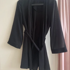 Lång kofta - En Etam Paris kappa. Den är i storlek S. Kontakta mig vid köp💕