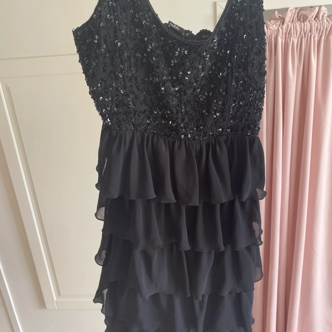 Svart glittrig klänning - 91