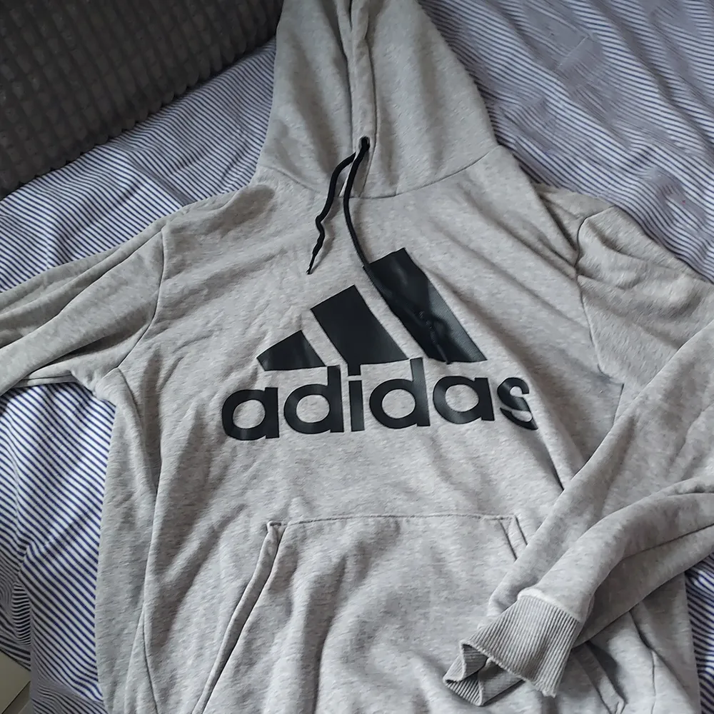 En grå Adidas hoodie som är använd ungefär 3 gånger. Orginalpriset är ungefär 500 kronor. . Hoodies.