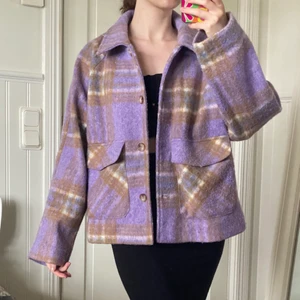 Filtjacka - Jättefin lila mönstrad filtjacka från asos i storlek 38/M. Sitter lite oversized på mig som brukar ha S. Knappt använd så i mycket bra skick. Köpare står för frakten. 💖