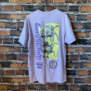 Svampbob Fyrkant T-shirt - En cool oversized tröja i färgen lilac med svampbob tryck på, köpt från H&M. I fint skick. Storlek M men passar som L. För fler bilder eller mått kontakta mig. Frakt sker via PostNord spårbart 51 kr 📦