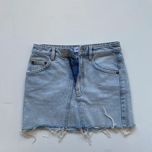 Zara jeanskjol - Kort jeanskjol från Zara. Knappt använd i mycket bra skick. 