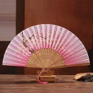 Blommig solfjäder - Ny En fin rosa solfjäder med blommig motiv. Perfekt ha under varma sommardagar 