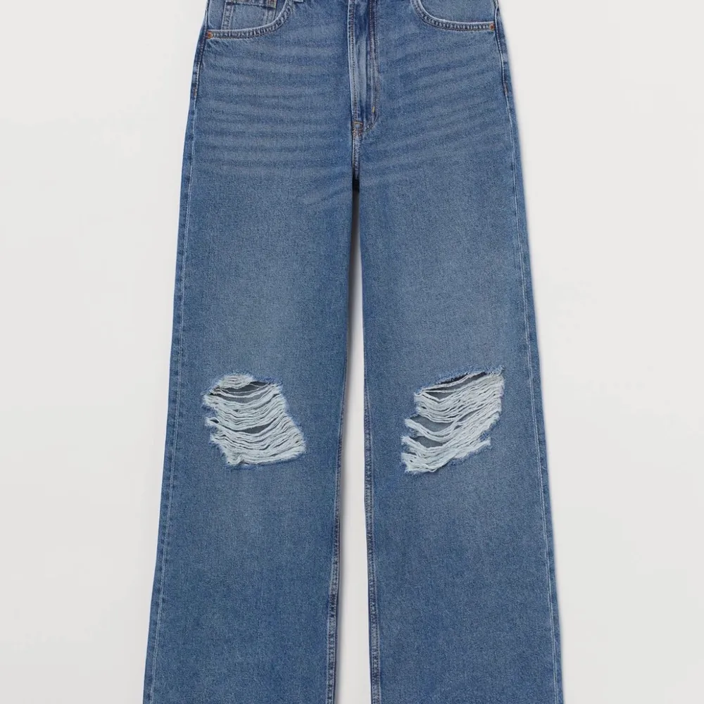 Säljer dessa helt nya H&M jeans som tyvärr inte är min still, dom är storlek 46 med prislapp kvar  Köptes för 299kr säljer dom nu för 200kr, bara höra av sig vid frågor 😊 . Jeans & Byxor.