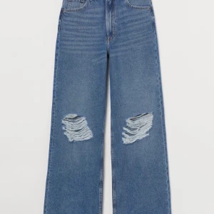 Jeans helt nya  - Säljer dessa helt nya H&M jeans som tyvärr inte är min still, dom är storlek 46 med prislapp kvar  Köptes för 299kr säljer dom nu för 200kr, bara höra av sig vid frågor 😊 