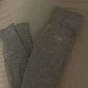 Iciw träningsbyxor  - Gråa, köpte men sedan inte använt, legat i garderoben utan att bli använda 