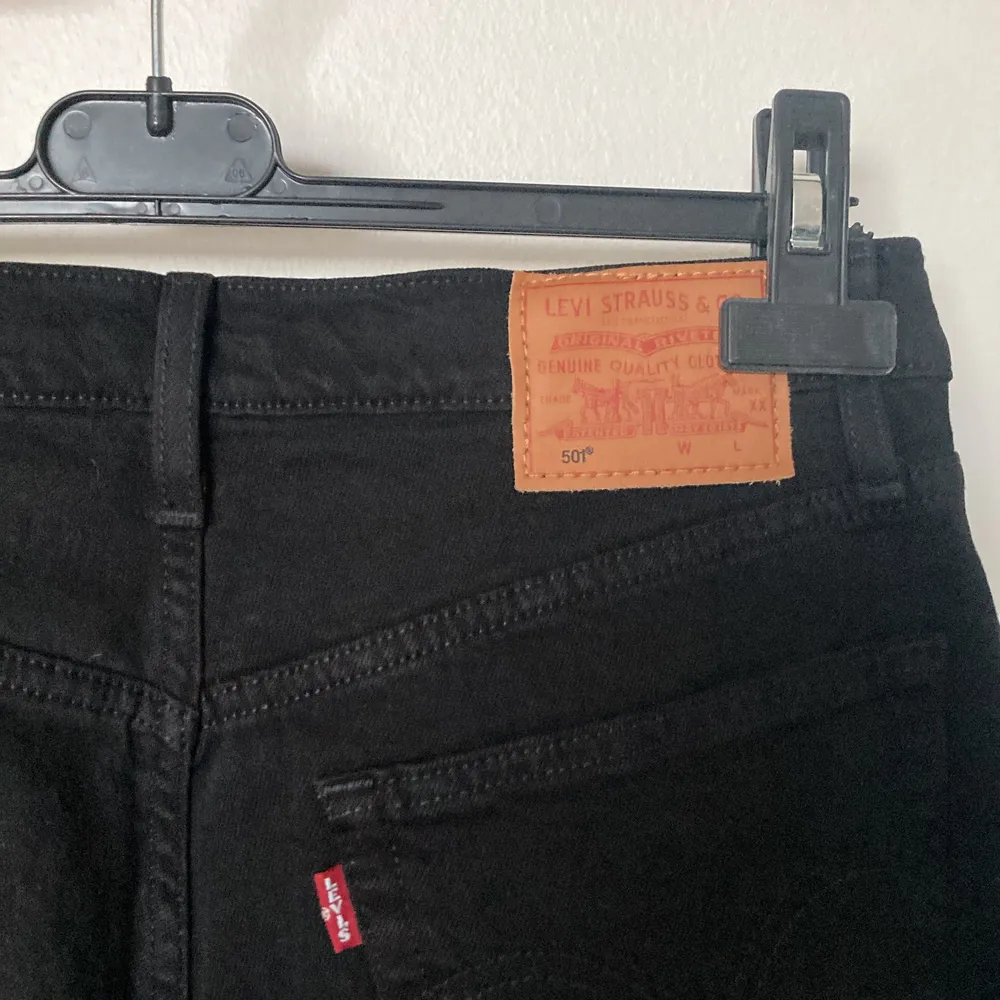 Helt oanvända Levis jeans med en synlig knapp och fyra osynliga. Straight pant legs. (kunden betalar frakt). Jeans & Byxor.
