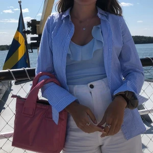 Randig skjorta  - Säljer den här randiga skjortan från Stradivarius. Perfekt till sommarkvällar. Köparen står för frakten. Kan skicka mer bilder 😊 💕 Jättebra skick! 