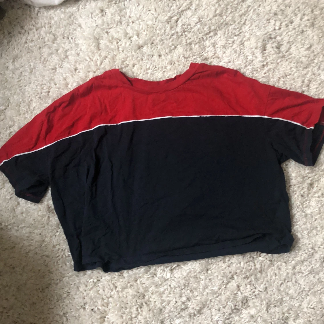 T-shirt blå röd