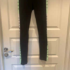 Svarta leggings  - Svarta leggings från hm med gröna tryck på sidorna 