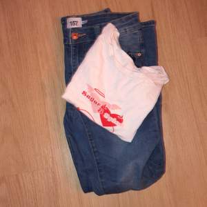 Ett set med ett par jeans och en tröja. Säljer pågrund av att det inte kommer till användning. Hör gärna av dig om du har någon fråga eller är intresserad.💗💗