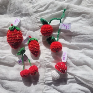 Virkade amigurumi figurer - Det finns många fler. Be om att se dem eller kolla på min instagram @the_sunflower_butique för att se alla som är kvar +priser. Dem kostar 10-60 + 13 kr frakt. Alla går att få som nyckelringar utan extra kostnad.