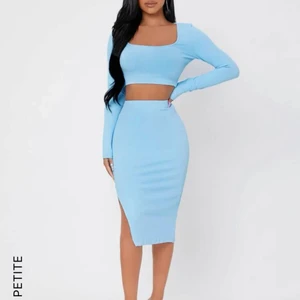 Set - Superfint set med topp och kjol med slits.  Är från petit kollektionen så skulle tro att kjolen är lite kortare en den vanliga. Annars skulle jag säga att den är som en vanlig XS Nypris: 149:-