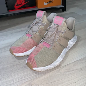 adidas sneakers - beigea sneakers med rosa detaljer från adidas. storlek 44,5 man. knappt använda. 