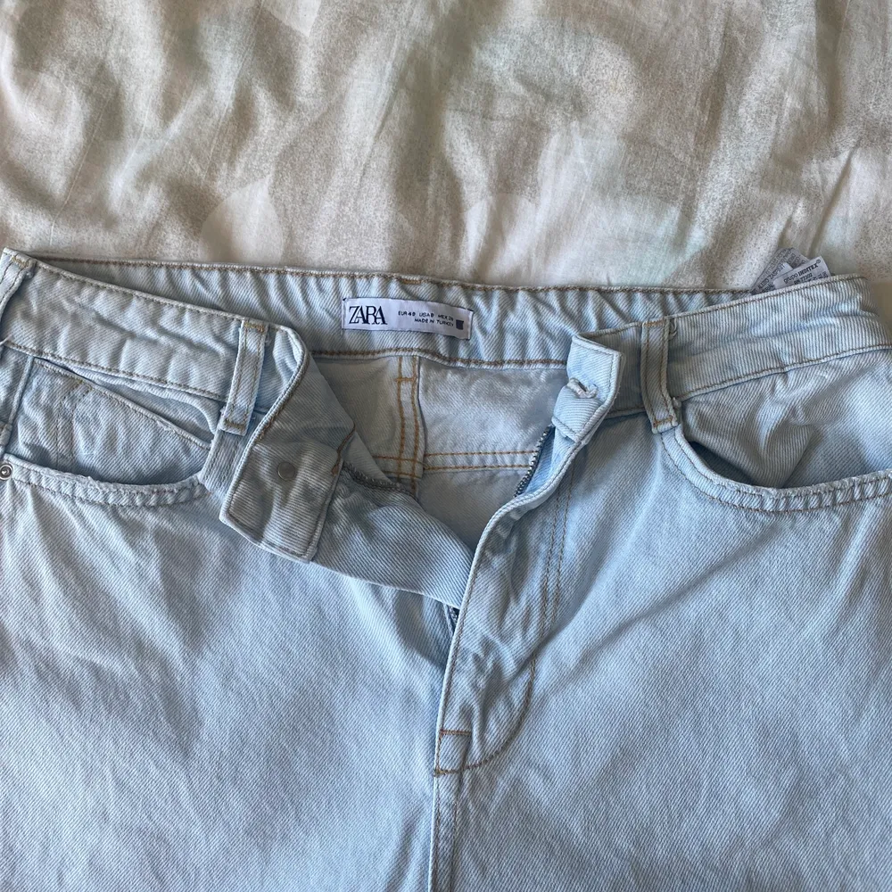 Säljer dessa ljusblåa zara jeans som jag endast andvänt 2 ggr,dom är varken jätte högmidjad eller låg midjade,blir pösigare längre ner. Det är storlek 40 men skulle säga dom är som S 💓(dom säljs inte på zara längre) . Jeans & Byxor.