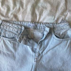Säljer dessa ljusblåa zara jeans som jag endast andvänt 2 ggr,dom är varken jätte högmidjad eller låg midjade,blir pösigare längre ner. Det är storlek 40 men skulle säga dom är som S 💓(dom säljs inte på zara längre) 