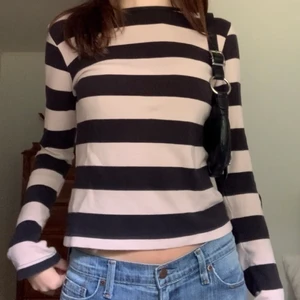 Randig tröja - 💘 KLICKA INTE på köp nu, kontakta mig vid intresse 💘 Långärmad rosa/svart randig tröja med så najs passform, från märket Att! Står stl 38 men passar mig som brukar ha XS/S