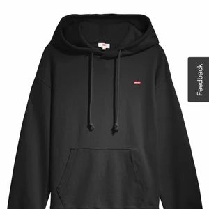 Levis hoodie  - Har samma hoodie som på bilden! Säljer den för att den är för stor på mig. Kostade 750 kronor när jag köpte den och den är köpt för ett år sedan. Luvan är väldigt stor. OBS! köparen står för frakten 