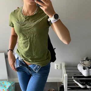 T shirt - Jättefin t-shirt från  Tiger of Sweden, jätteskönt material och passar till vad som. Den är i storlek M, den är dock liten i storleken då den passar mig som i vanliga fall har xs  Köparen står för frakt men möts gärna upp 😊