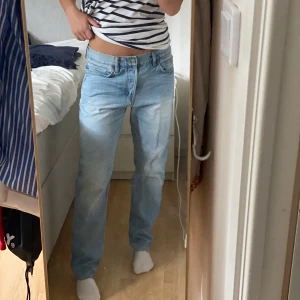 Hm jeans  - Ett par gamla hm jeans som jag ej har använt. Fickorna är lite längre än på vanliga jeans men riktigt snygga.