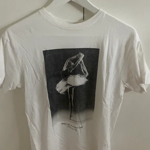 T-shirt - Säljer en fin t-shirt från pull & bear. Storlek: S. Nypris: 199kr, säljer för 70kr. 