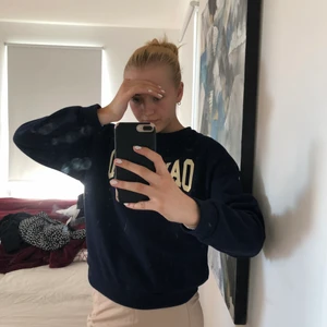 Sweatshirt  - Sweatshirt som är mjuk på insidan. Ett stort tryck på framsidan. 