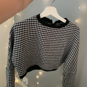 Kort tröja med gulligt mönster - Säljer en ganska kort tröja som jag ett fint mönster. Passar bra nu till hösten. Säljer för jag inte känner mig bekväm i den🧌🧌