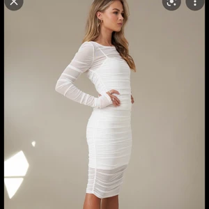 Klänning  - Klänning hannaschönberg x nakd andvänd 1 gång!! Fint skick🌸