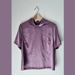 Sidentopp : storlek 38 - En fin sidentopp som är second hand. Står ingen storlek men skulle gissa på en 38. Älskar kragen och den faller fint på kroppen. Toppen är i fint skick!