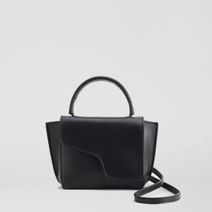 ATP atelier väska  - Hej, säljer min ATP atelier väska. Nyköpt på nk för 3500kr säljer från 1800kr fler intresserade börjar jag en budgivning privat. Dustbag, kvitto, lappar kommer med. Skriv privat om fler bilder eller frågor🥰