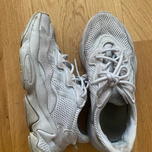 Adidas OZWEEGO - Adidas OZWEEGO i beige färg. Storlek 36 2/3. Använt skick och slitage finns därav priset! 216kr inkl frakt. 