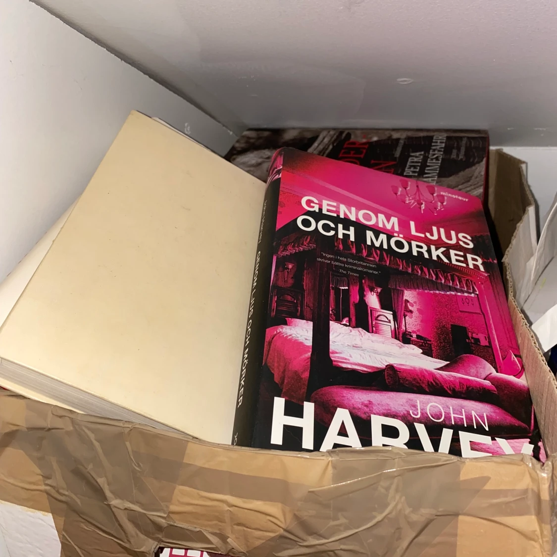 En låda fylld med böcker 