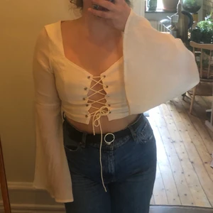 Flowy topp - En så fin topp som tyvärr är lite för liten. Jag är vanligtvis en M i toppar så skulle säga att den nog passar bättre på någon med storlek S. 🌻