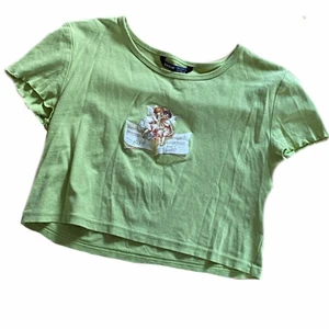 Babytee  - Grön t-shirt med ängel tryck. Jätte mjukt och fint material för att vara Shein. Tröjan sitter bra men är inte min stil längre. Skriv om frågor 💕 Priset är INKLUSIVE frakt 💕