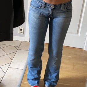 Nudie jeans  -  Midjan är 80 CENTIMETER. Innebenslängden är 79 CENTIMETER, men storleken på nudie jeansen är 28/32❤️ Jeansen är som nya, inte använda mer än 4 gånger. Kommer Att sätta på budgivning!! Kom privat för frågor eller bilder, köp direkt för 850kr!!🤍🤍🤍