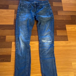 Dondup jeans stl: 29 - Dondup Jeans storlek 29 upptill Blåa jeans som är i bra skick förutom ett laggat hål på ena knät  Modell är skinny fit  Pris 200 kr  Finns att hämta i Askim