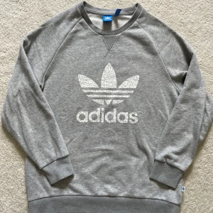 Adidas tröja i stl 38 - En grå fin Adidas tröja i stl 38. Använd några gånger men fint skick!  Passar en 36/38  Djur och rökfritt hem   Pris 130:- + porto   Köparen står för porto 