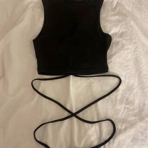 Svart topp - Säljer denna skitfina svarta topp som man knyter i midjan!💕💕