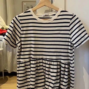 tröja - randig tröja från Zara! säljer för jag inte riktigt vill ha kvar den. Använd få gånger och i bra skick💞 köp direkt för 80kr + gratis frakt.