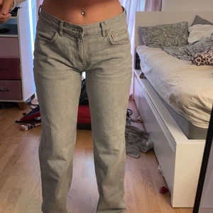 Jeans  - Säljer mina svin snygga låg midja byxor från Gina, storlek 40 och är långa så dem passar 167+  